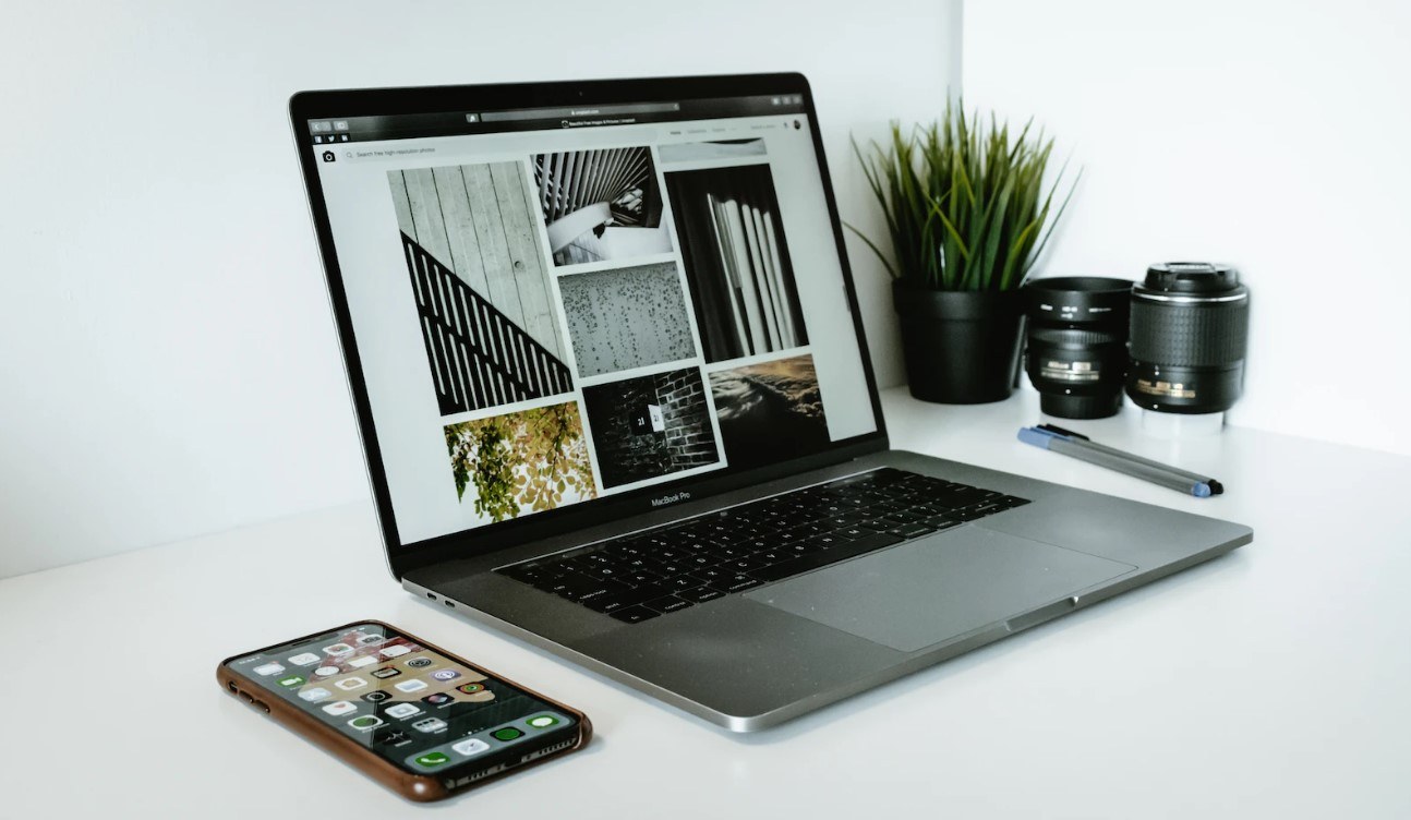 A mac and iphone on the white desk