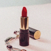 A noisy thumbnail of a lipstick