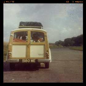ajouter un cadre à bord de pellicule à une photo de voiture jaune