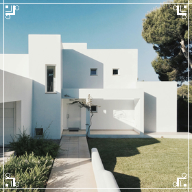ajouter un cadre à une photo de maison de couleur blanche