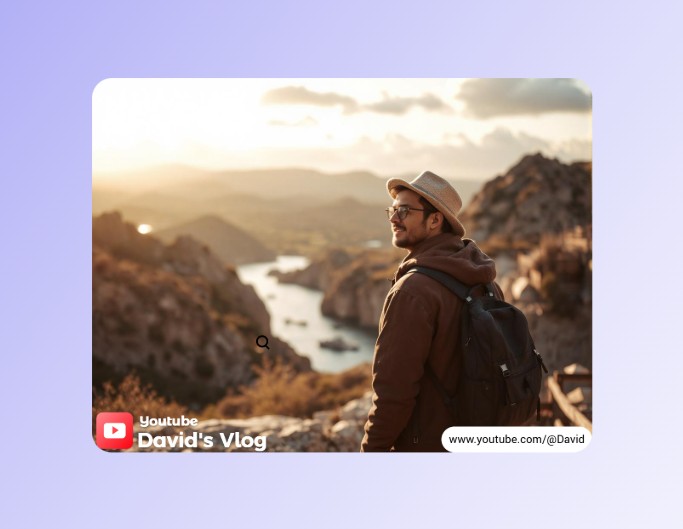 一張男部落客站在山景前照片上有兩個浮水印分別顯示他的YouTube頻道和網站
