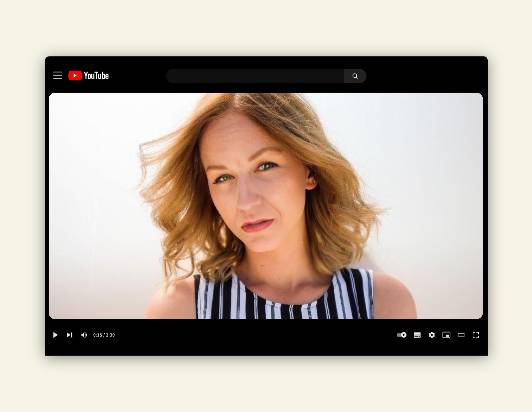 動画での老けた女性の顔