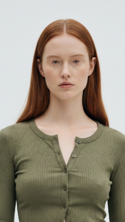 Tiny eyes style effect for a woman