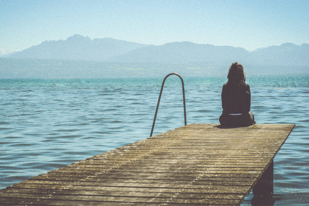 Une image d’une femme au bord de la mer avec un effet de grain de film