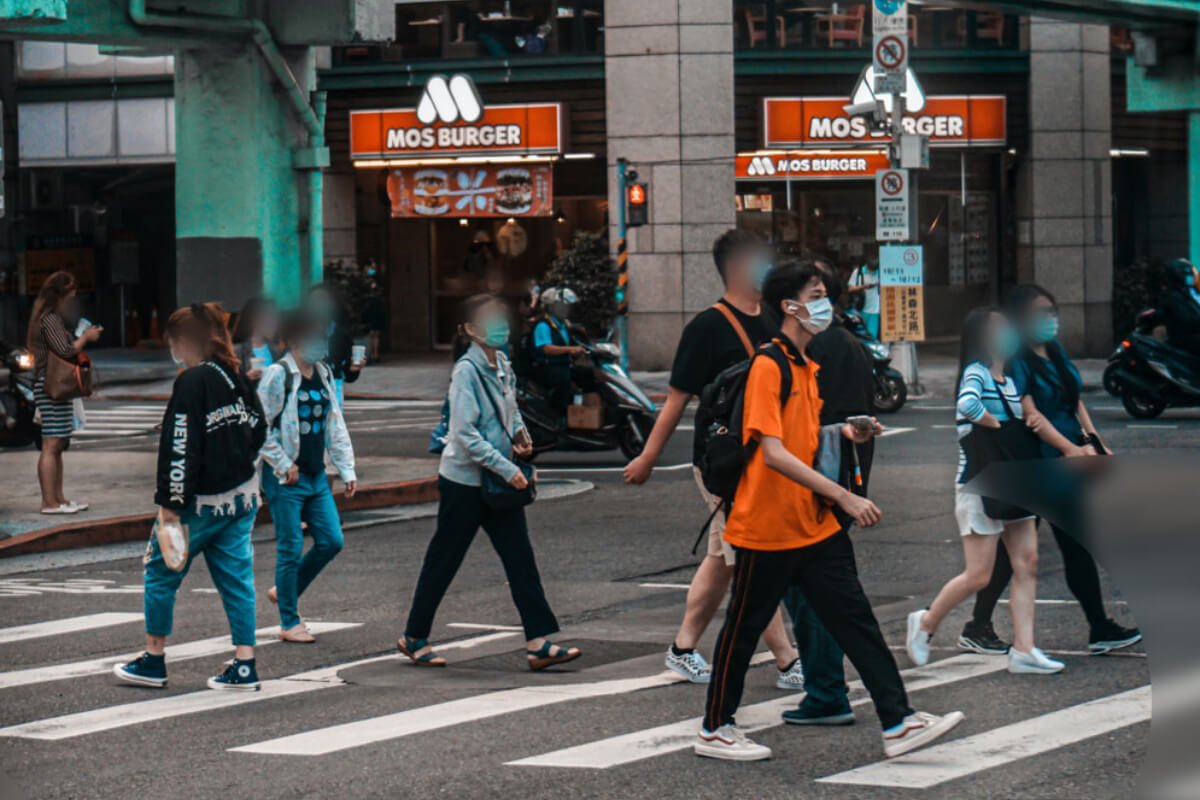 Mengaburkan orang yang lewat di foto