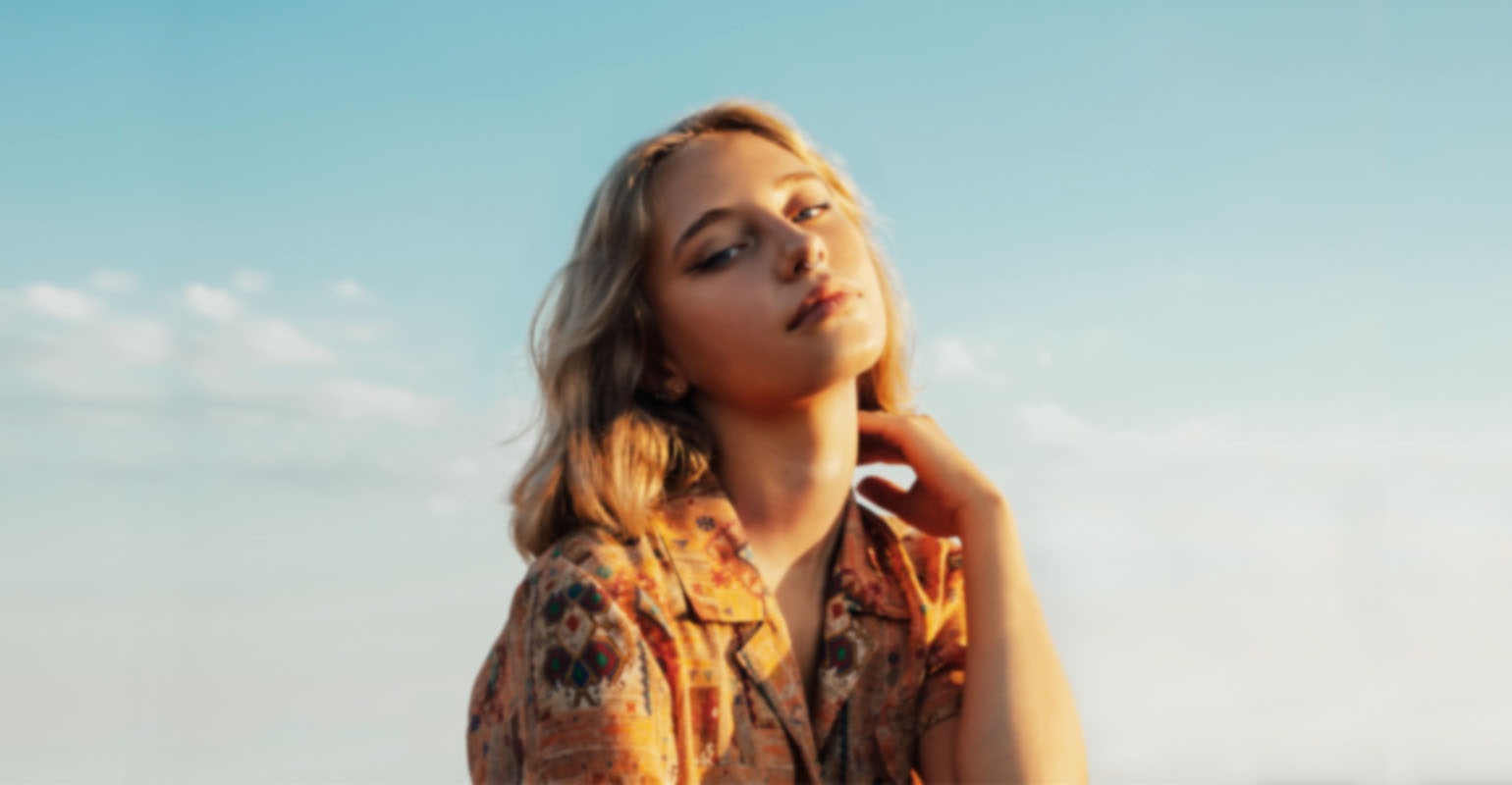 Ein unscharfes Nahaufnahme-Foto einer Frau