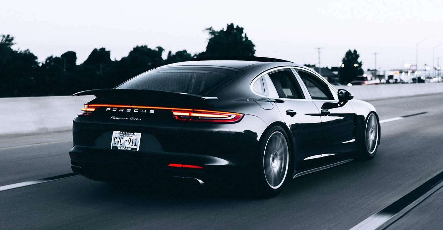 Foto de un auto negro corriendo