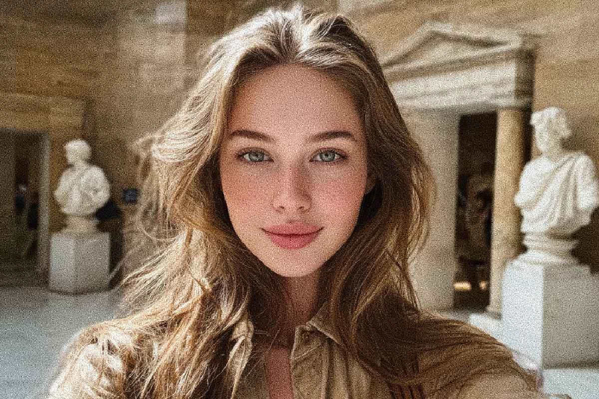 An edited photo of a woman traveling taking a selfie with fotor grain filter applied