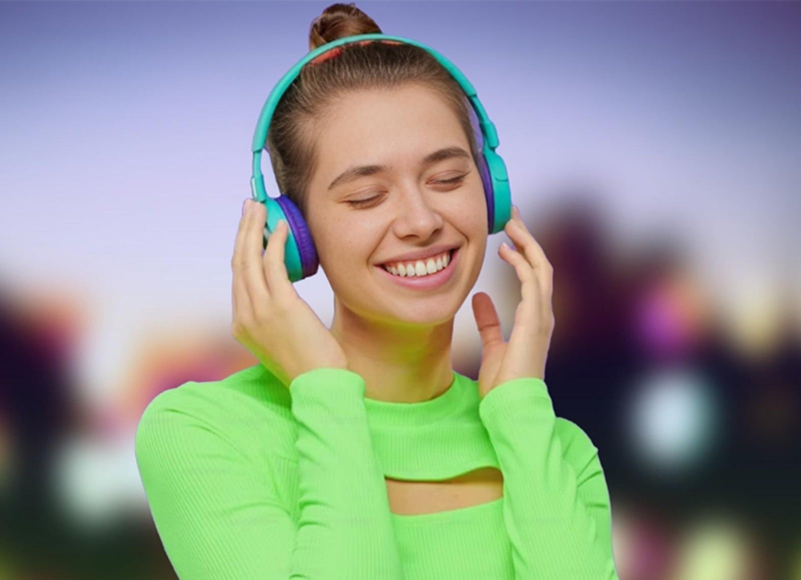 Banner transparente con una persona disfrutando de la música con auriculares