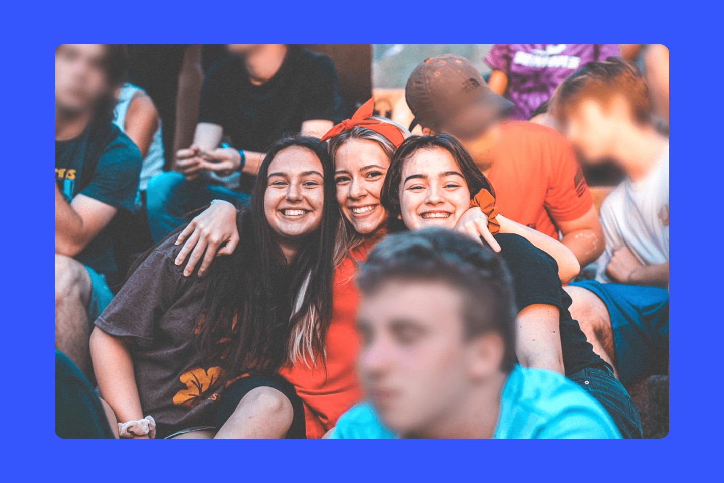 Memburamkan wajah orang yang lewat di foto dengan alat fotors blur